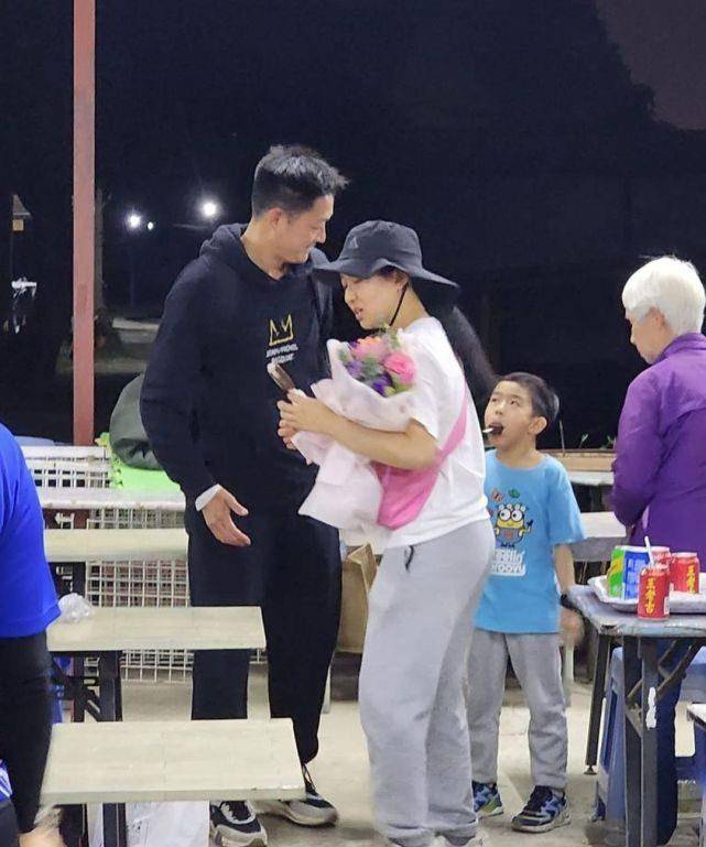 tvb绿野沈可欣生日,全家去农场庆祝老公杨证桦工作的深夜惊喜_妻子_一