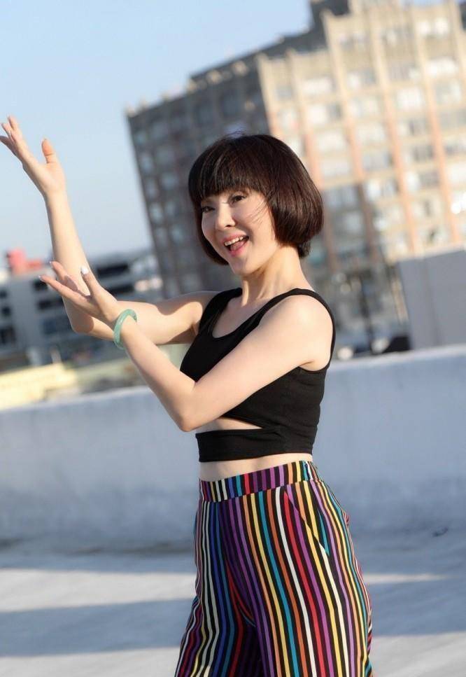 歌手陈红52岁却没老样,还穿白裙装清纯,但脸却是最真实的!