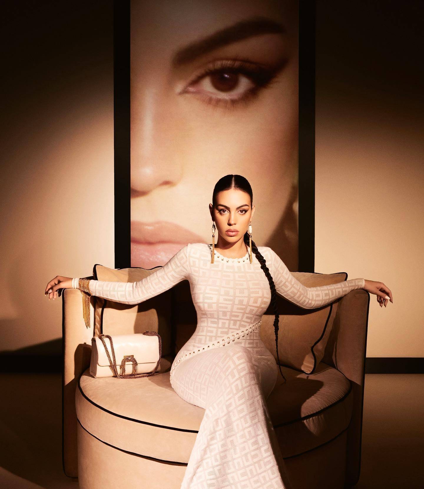 穿低胸紧身裙裹头巾,爱马仕和大钻戒真耀眼_乔治娜_伊莲娜_生活