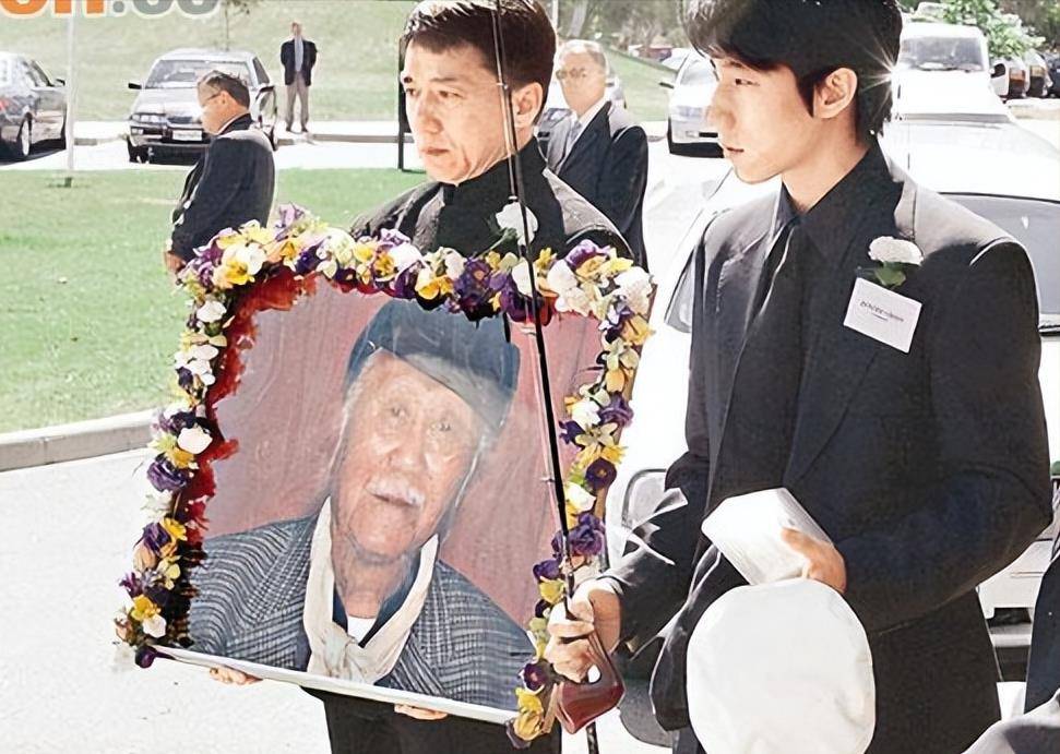 亲哥哥在老家务农,每个月靠领1000元低保为生_房道龙_父亲_大儿子