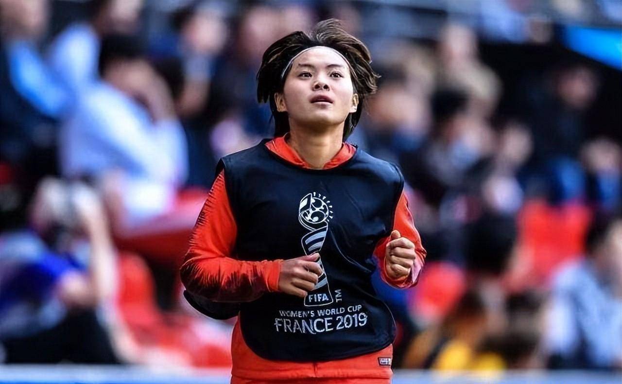 王霜踢球有多难:在男队训练,被队友孤立,被教练嫌弃_时候_父母_舅舅