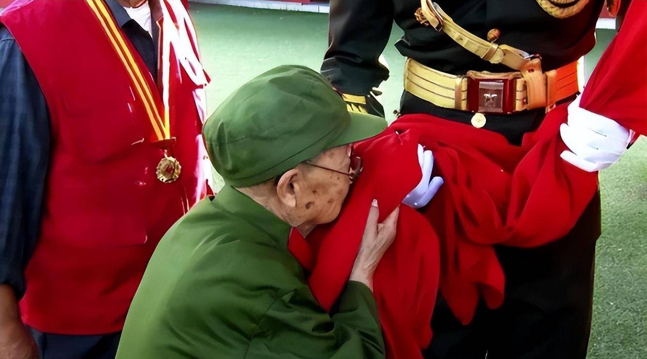 他身高一米二,13岁参军,94岁在天安门深情亲吻国旗