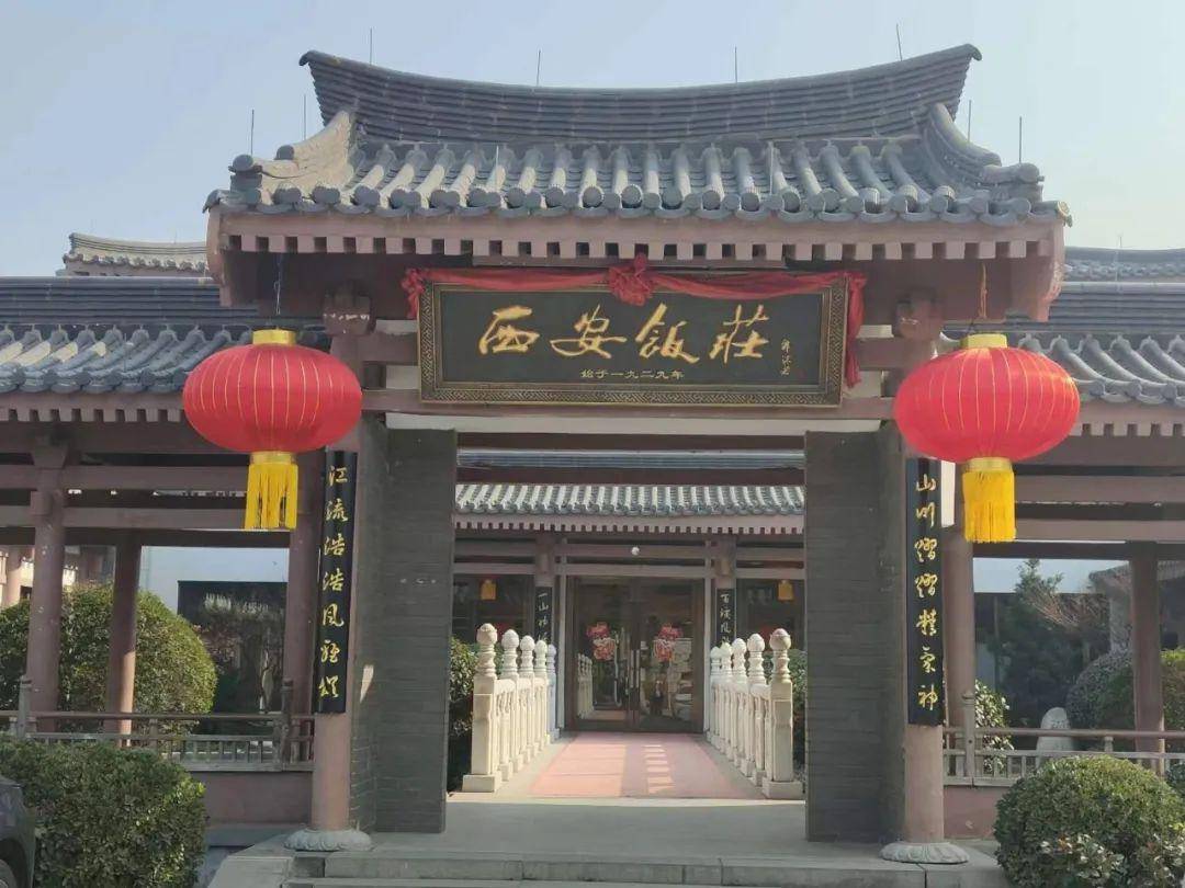 满目,各式各样的陕味年货东大街西安饭庄总店门口的年货摊位在西安