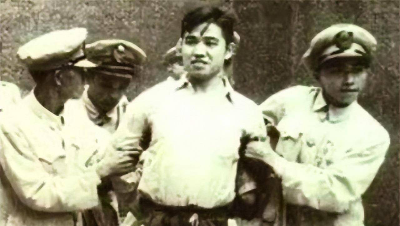 1947年刑场之上,一革命者挣扎着喊出暗号:家里有狗,快回家