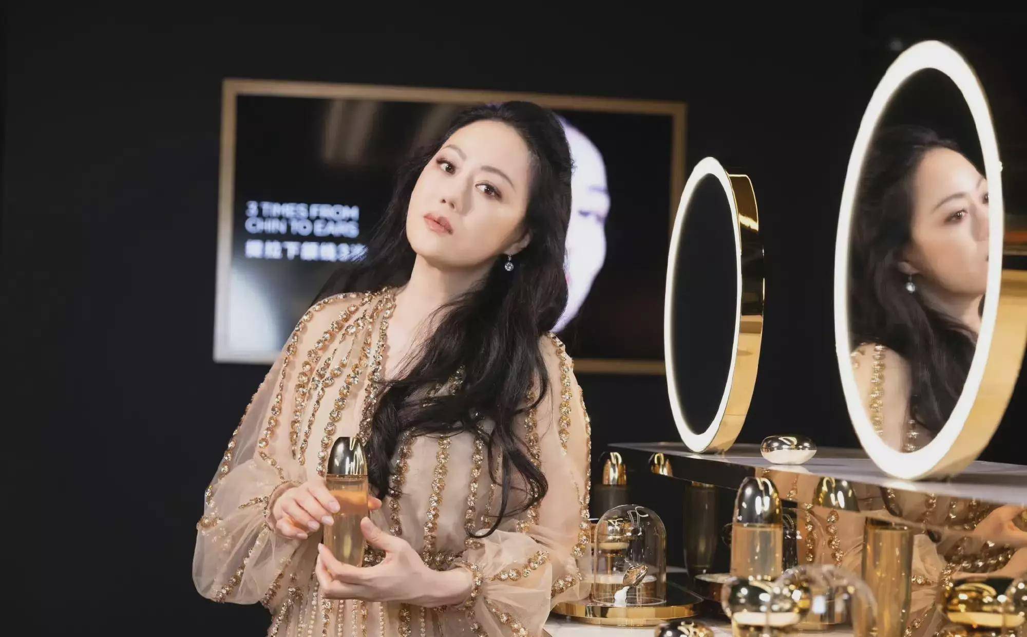 章小蕙晒素颜视频,59岁皮肤依旧细嫩,难怪曾被2位富豪猛追_钟镇涛