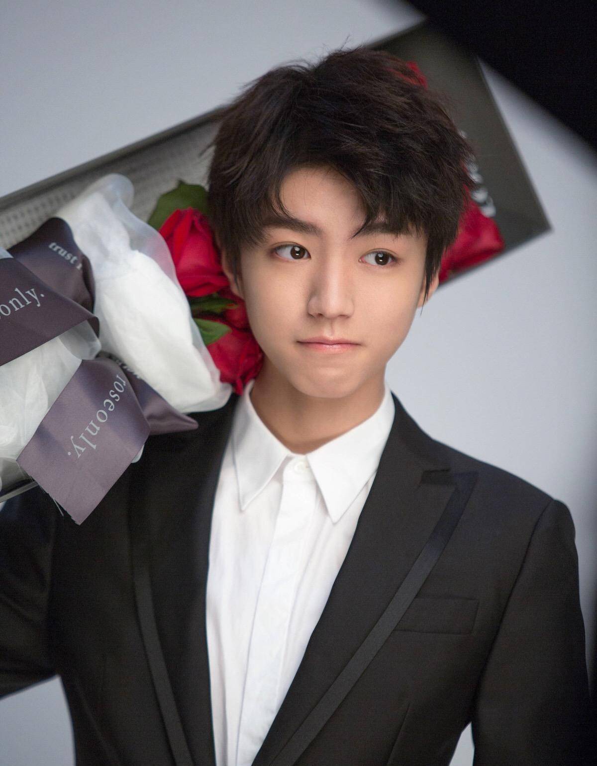 当明星被粉丝踩掉鞋,邓伦杨紫最惨,王俊凯最让人心疼!