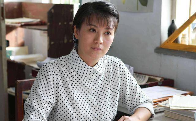 施兰雅1971年出生于书香门第,自幼多才多艺.