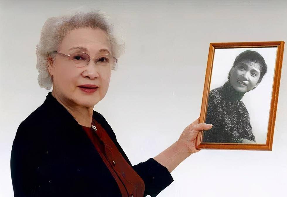 照顾病床上的男子19年,患精神病儿子43年,98岁秦怡依旧笑对人生_婚姻