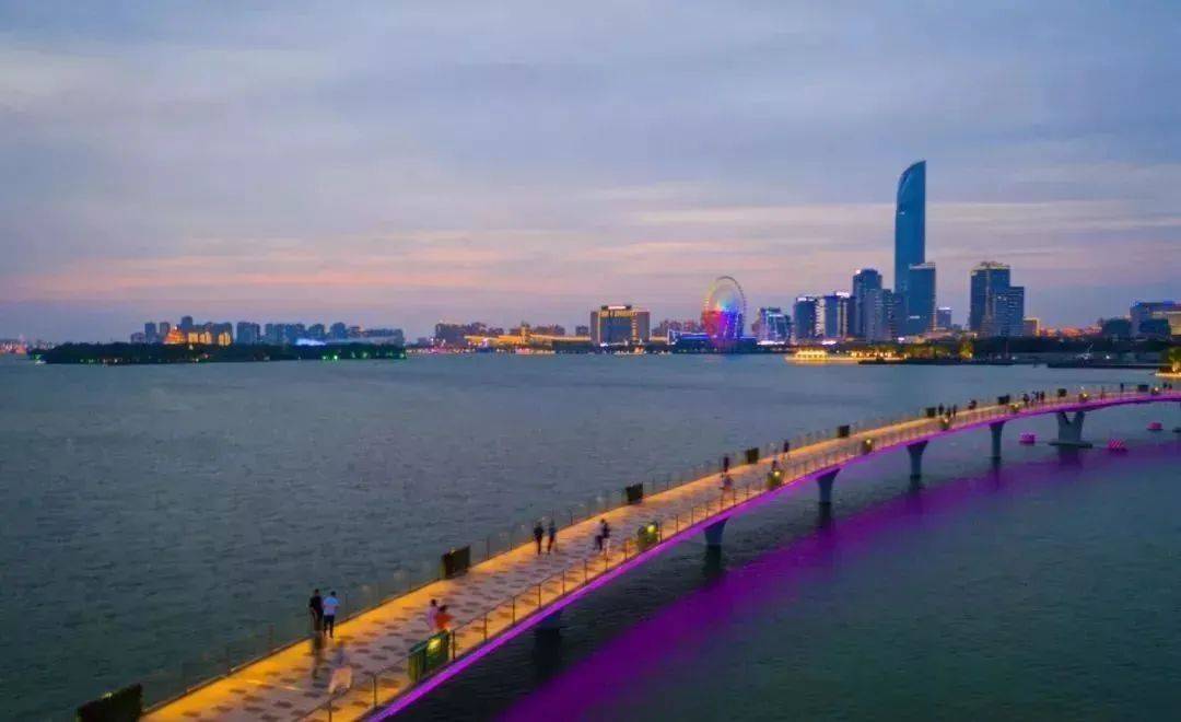 03-玲珑桥关键词:飘逸作为环金鸡湖步道的一部分,玲珑桥凭借造型飘逸