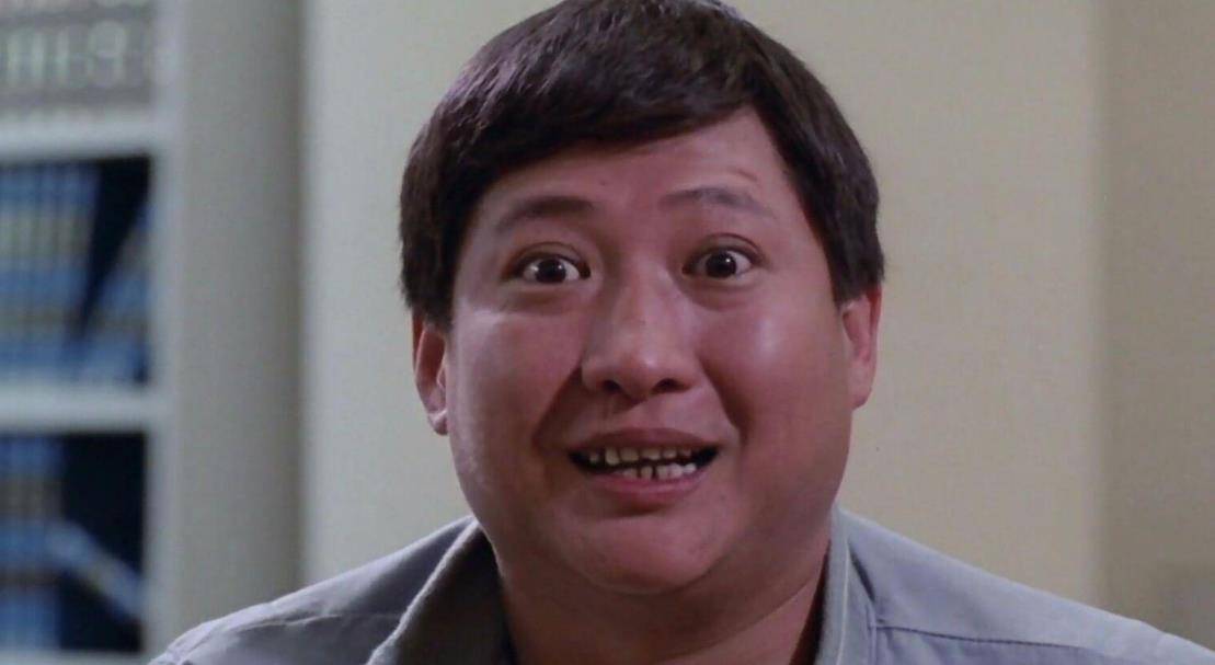 洪金宝拄拐杖上台拿奖,说获奖感言时的一个表情,让观众感到熟悉_胖子