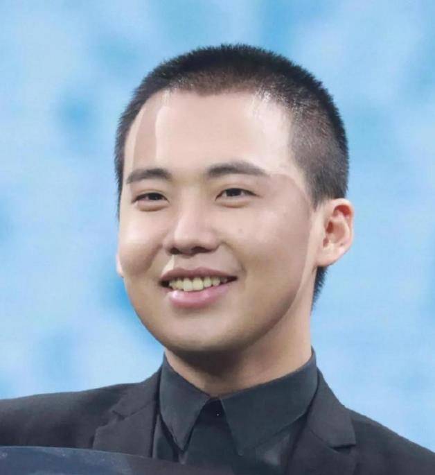 郭麒麟寸头造型出席活动,身材发胖憨态可掬,越来越像郭德纲?