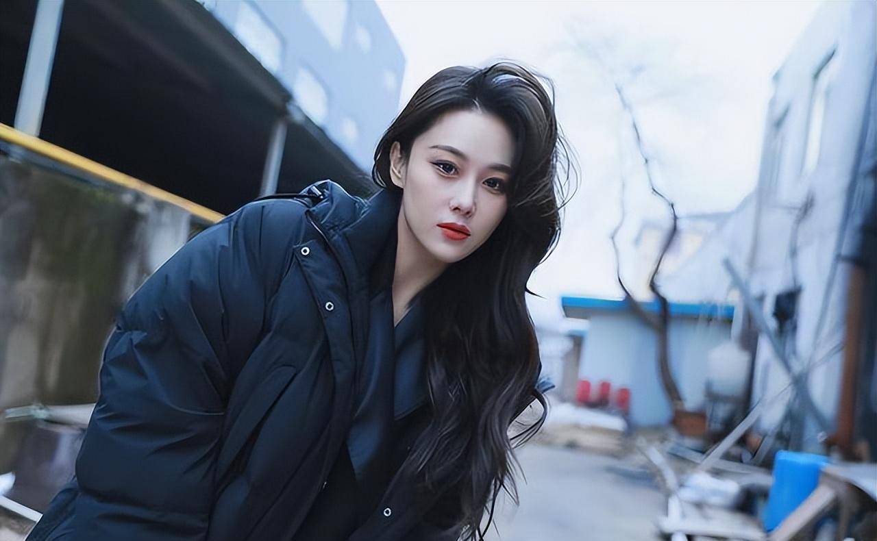 女星张馨予分享海边写真,身穿白色吊带长裙,长发美颜融入海天里_照片