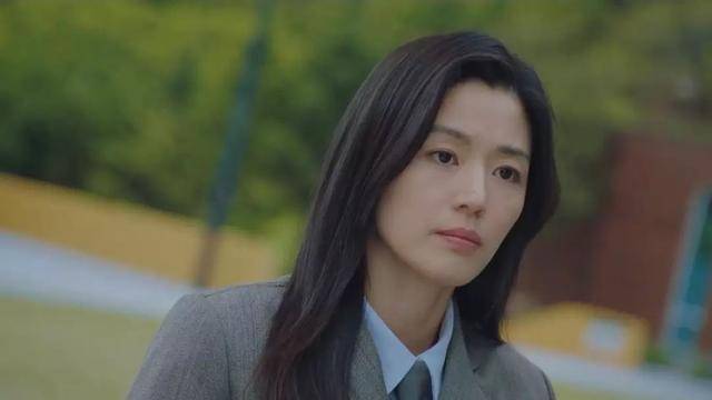 全智贤新剧造型好飒,39岁状态像"冻龄"!