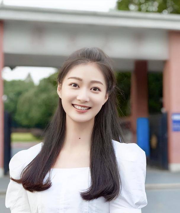 最美领诵员冯琳,保研985大学落户上海,读研后目光坚定颜值提升_户口