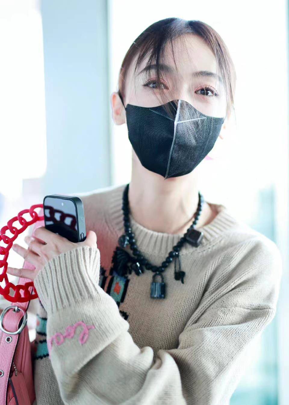 吴谨言穿印花卫衣搭配百褶裙现身机场,时髦又减龄_时尚_灰色_黑色