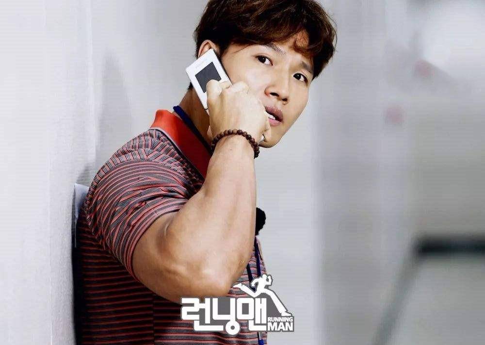 恭喜金钟国获得sbs演艺大赏,领奖时,他热泪盈眶,现在刚结婚_熊孩子