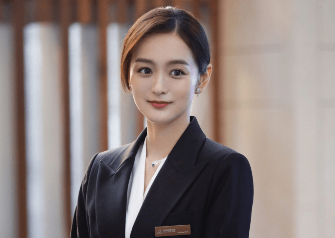 何泓姗不愧是甜系女星,简单运动穿搭显活力,微扬嘴角难掩好心情_网友