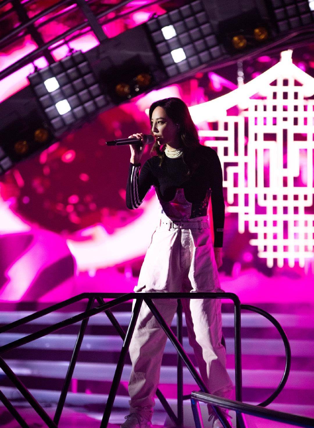 港女郑希怡受伤,带伤坚持完成表演,粤语rap炸翻全场_舞台_姐姐_前往