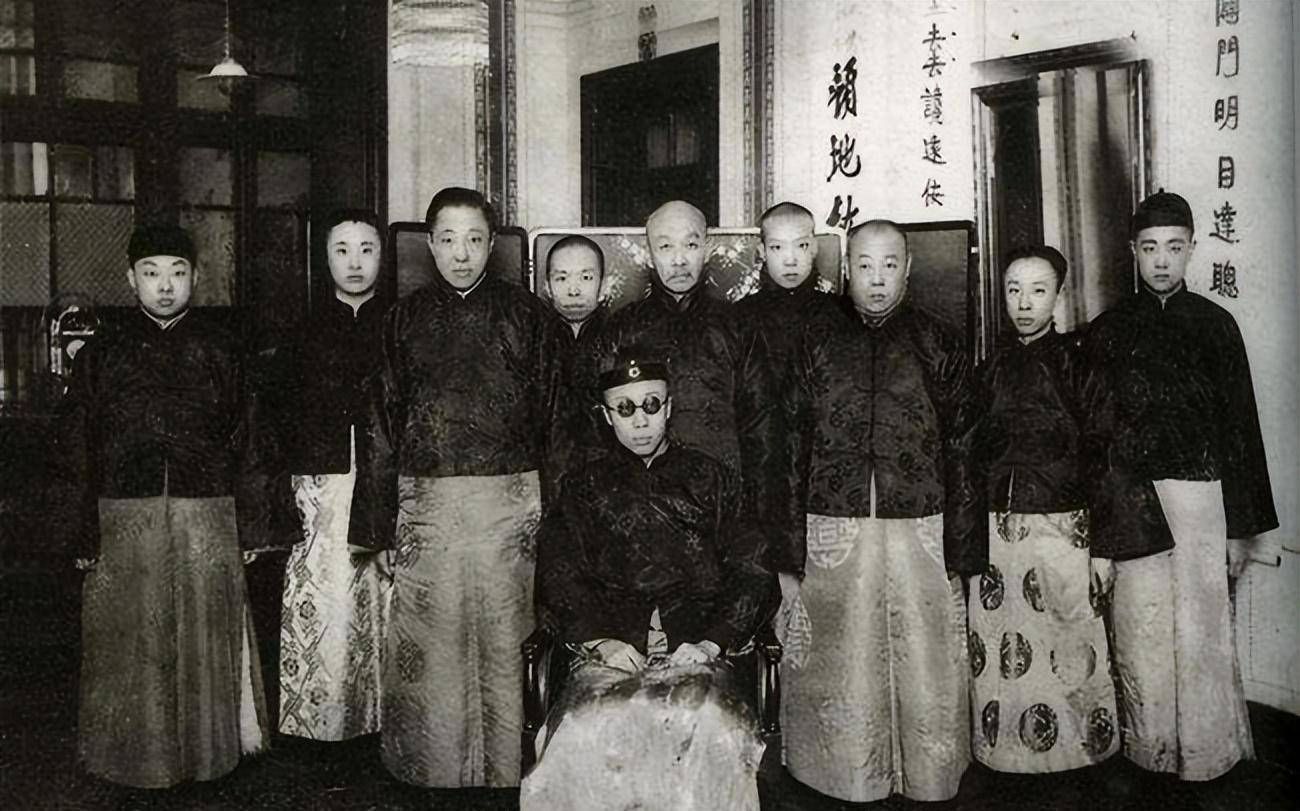 溥仪被特赦后,回到北京看望尚在人世的太监,太监是如何称呼他的_皇帝