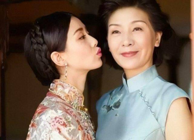 本以为刘诗诗妈妈够美了,当看到张予曦妈妈,才知道啥叫风韵犹存_气质
