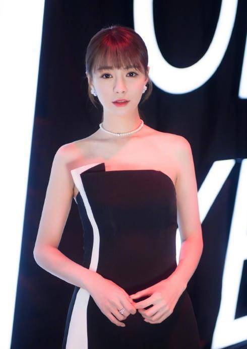 沈梦辰表示,零下十几度,穿着抹胸露着腿,在室外主持了两个小时,牙都会