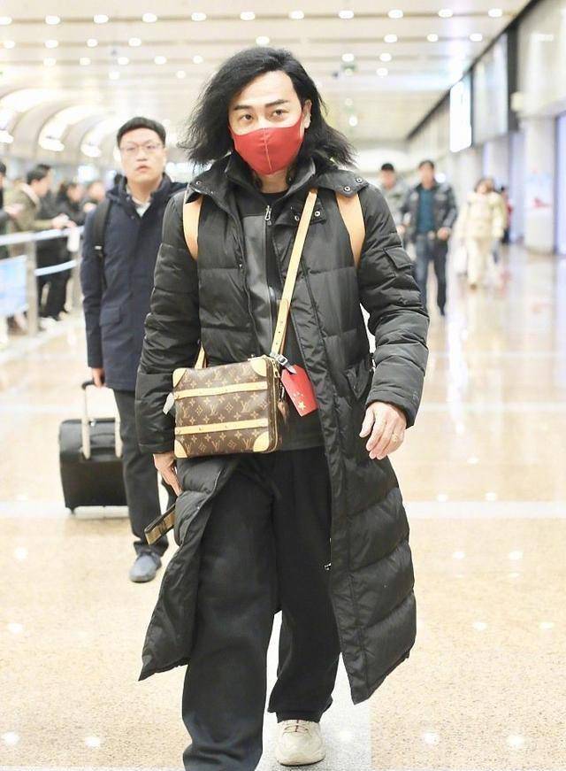 陈志朋机场外型神似犀利哥，名牌包包摊在背上，气量非常颓丧