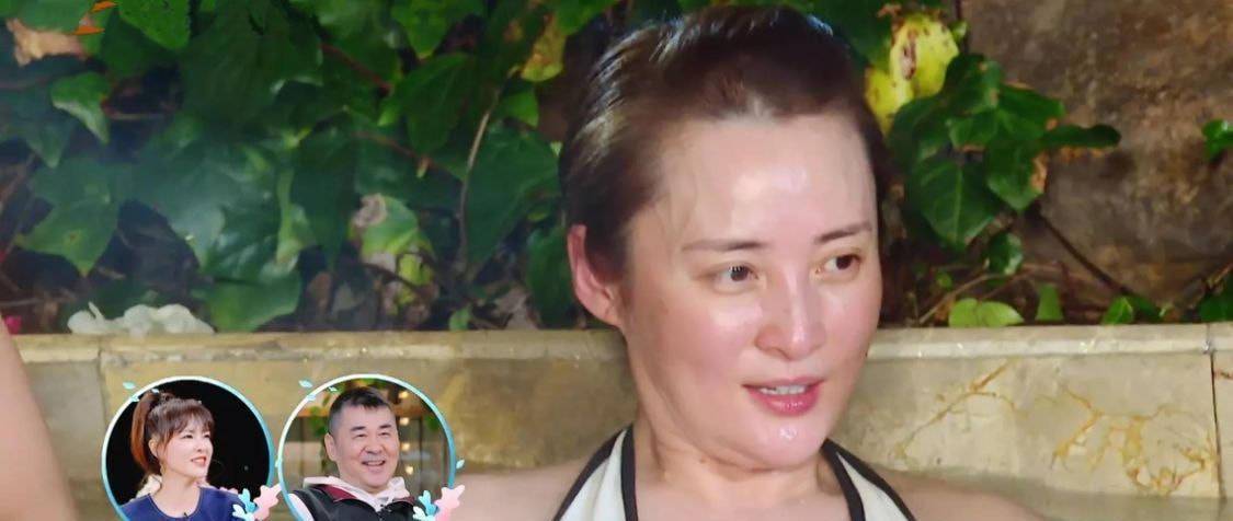 蒋勤勤坐着候戏被拍,驼背脖子前倾体态很显老,而且素颜还苍白!