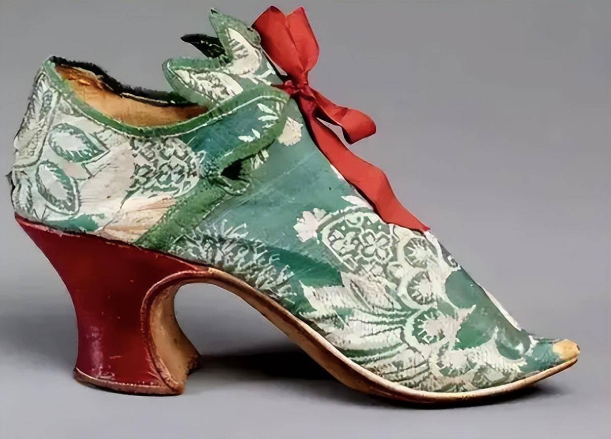 明朝皇后的墓里,出土十一双高跟鞋,古人真是又爱美又潮流_鞋子_女人