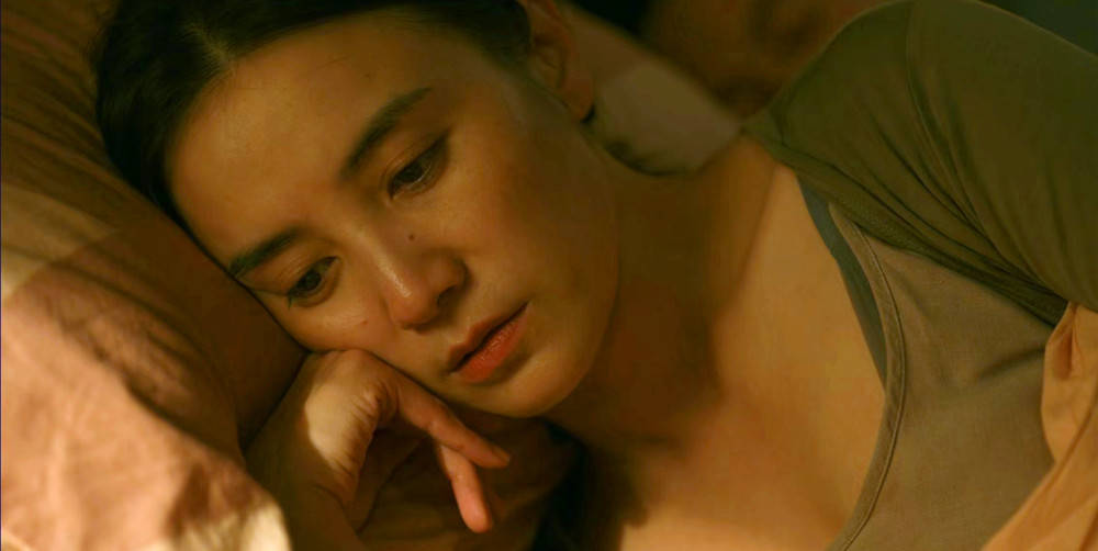 加上脸上没有被妆容,滤镜遮掩的印痕,让宋佳饰演的冉咚咚无比真实,又