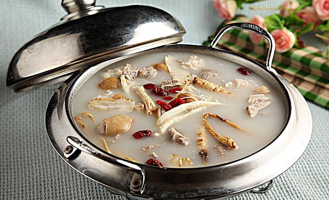 第三道 虎鞭汤虎鞭是一些猫科动物的生殖器,具有滋阴壮阳的作用,是一