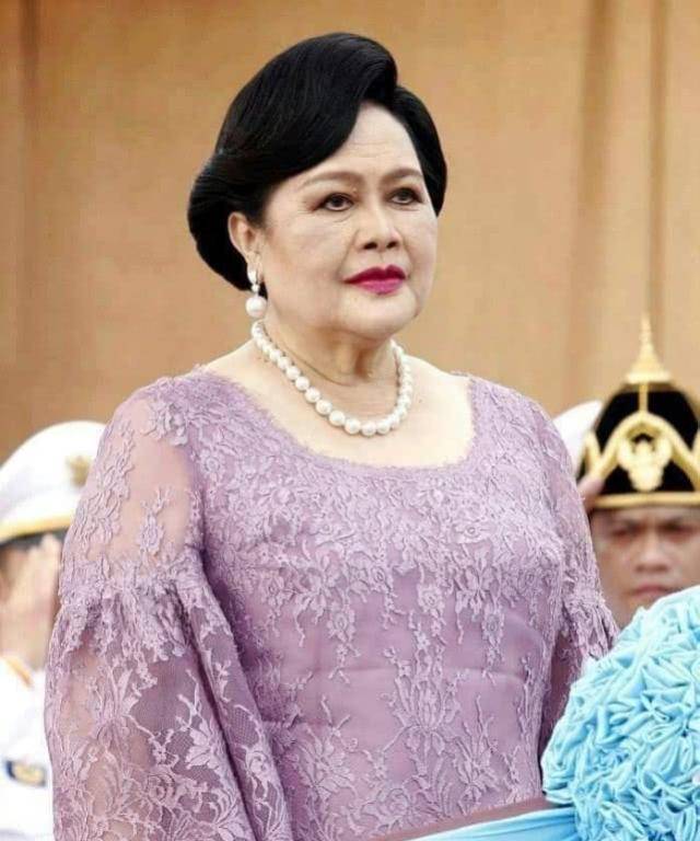 泰国国王母亲图片