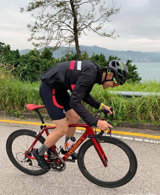 彭于晏到香港和骑友开心骑行骑行时还不忘做各种搞怪表情_朋友_迪士尼