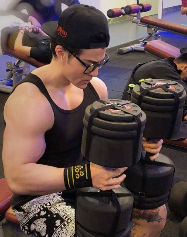 举办生日会到场粉丝寥寥,如今转型健身教练_许绍洋_成为了_好事