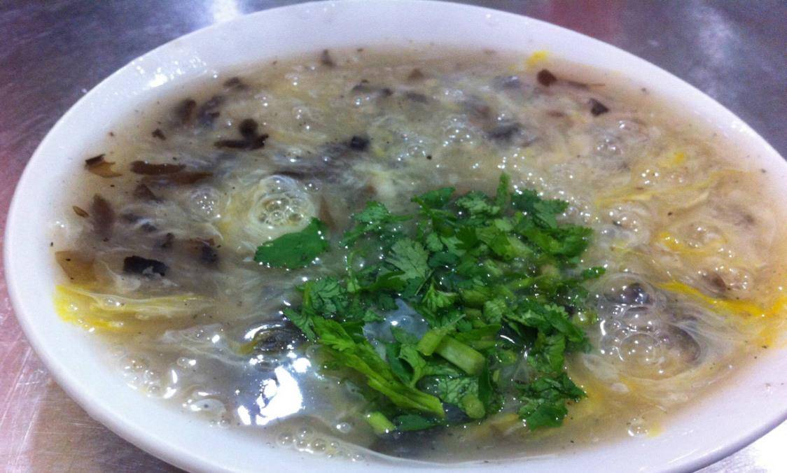 (饣它)汤是一道徐州地区特有的美食,(饣它)汤是徐州当地人比较喜欢吃