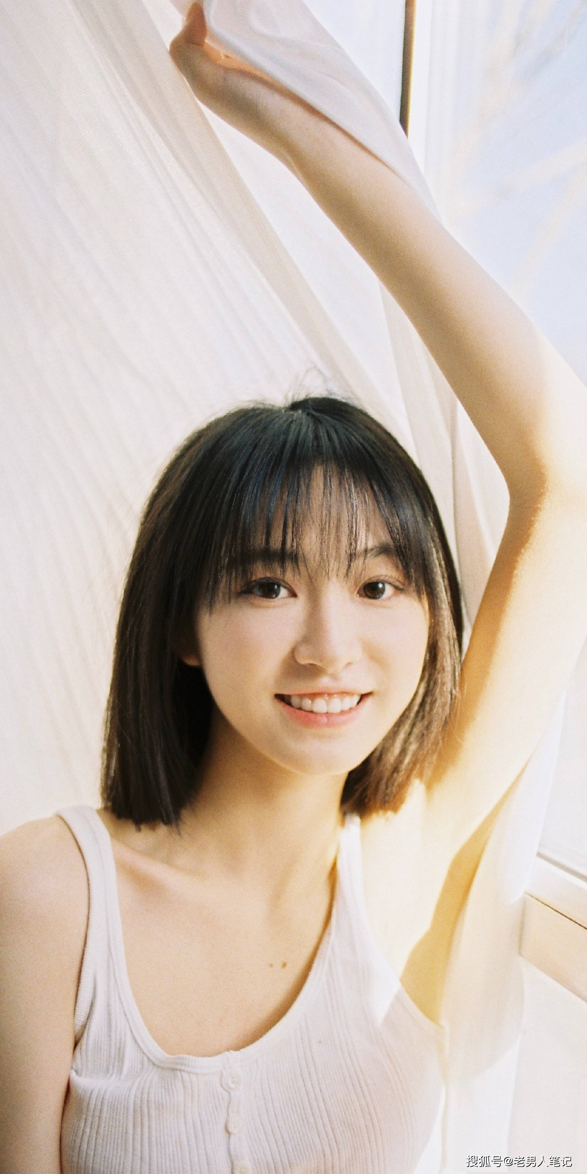 杨肸子小清新私服,短发吊带,白色柔美可爱_姐姐_中国_情感