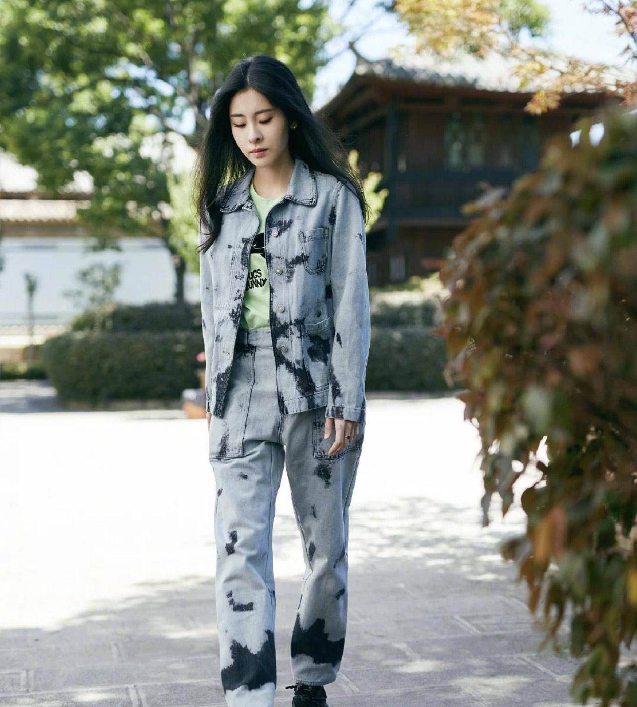 "辣妈"张碧晨瘦如竹竿,穿扎染外套上身"空荡荡",宽松打底裤_身材_休闲