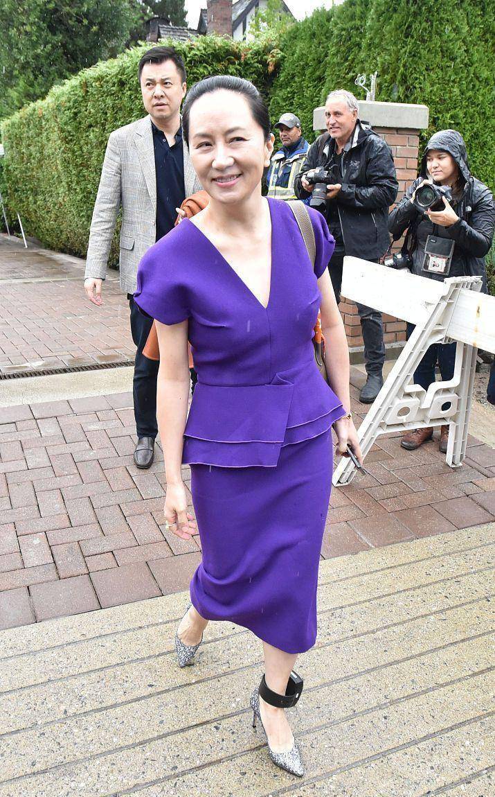 孟晚舟的气质刻在骨子里,穿27000裙装看出多高级,真挺霸气_女性_服装