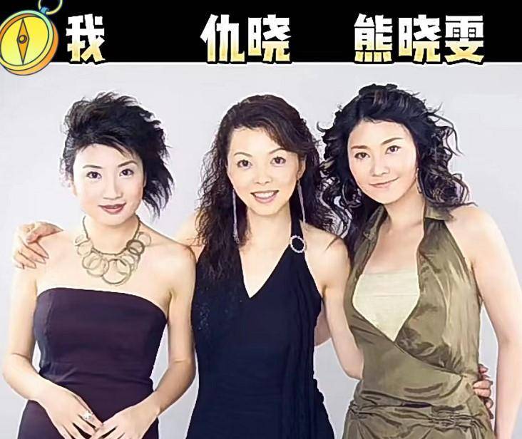 视频开始,就是贾芳和老公牵着女儿的手和仇晓在商场里见面,罕见露面的