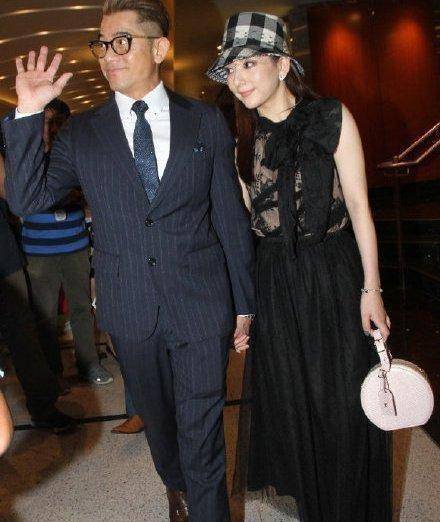 郭富城和方媛现身马场,低调的情侣装十分吸睛,整个牵手的过程都很甜蜜