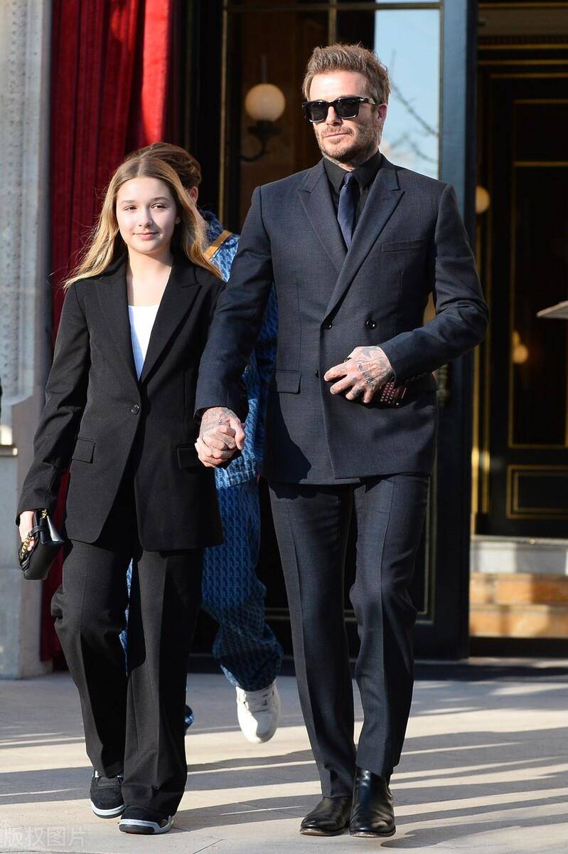 维多利亚与贝克汉姆一同健身,两人手牵手甜蜜,近50岁身材仍在线_网友