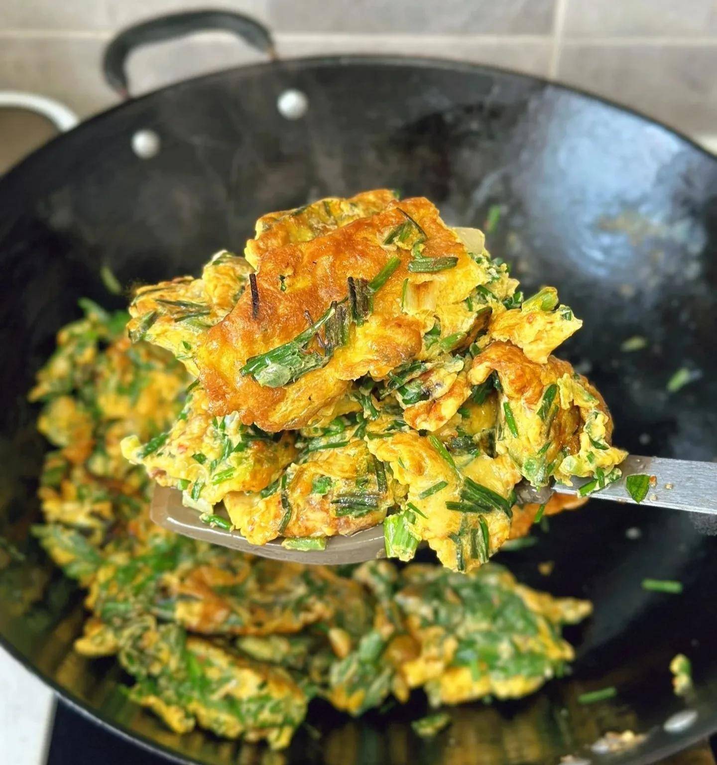 野葱炒鸡蛋的家常做法,清淡可口巨下饭,大人小孩都爱吃_爸爸_清水