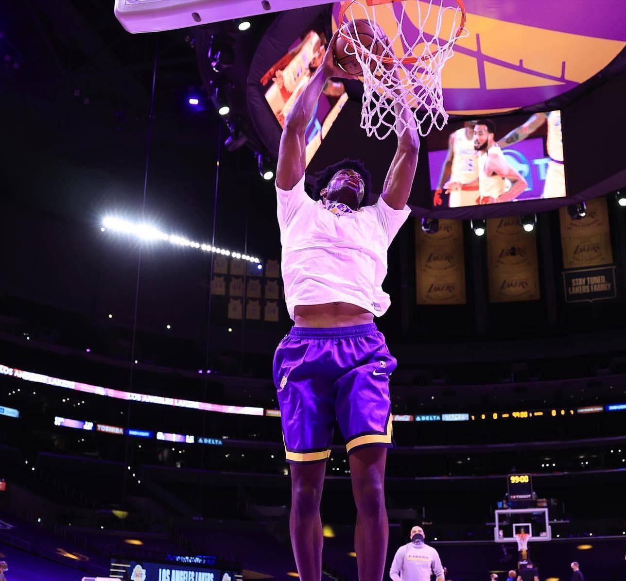 他与施罗德的挡拆配合,也让人眼前一亮!