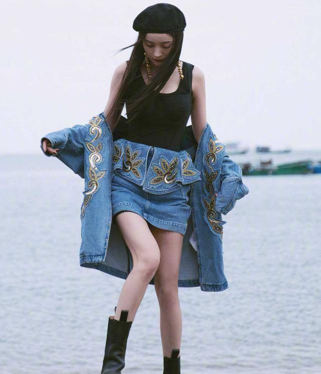 杨幂海边写真,黑色修身背心搭配牛仔裙,曼妙曲线挡不住_身体_双腿