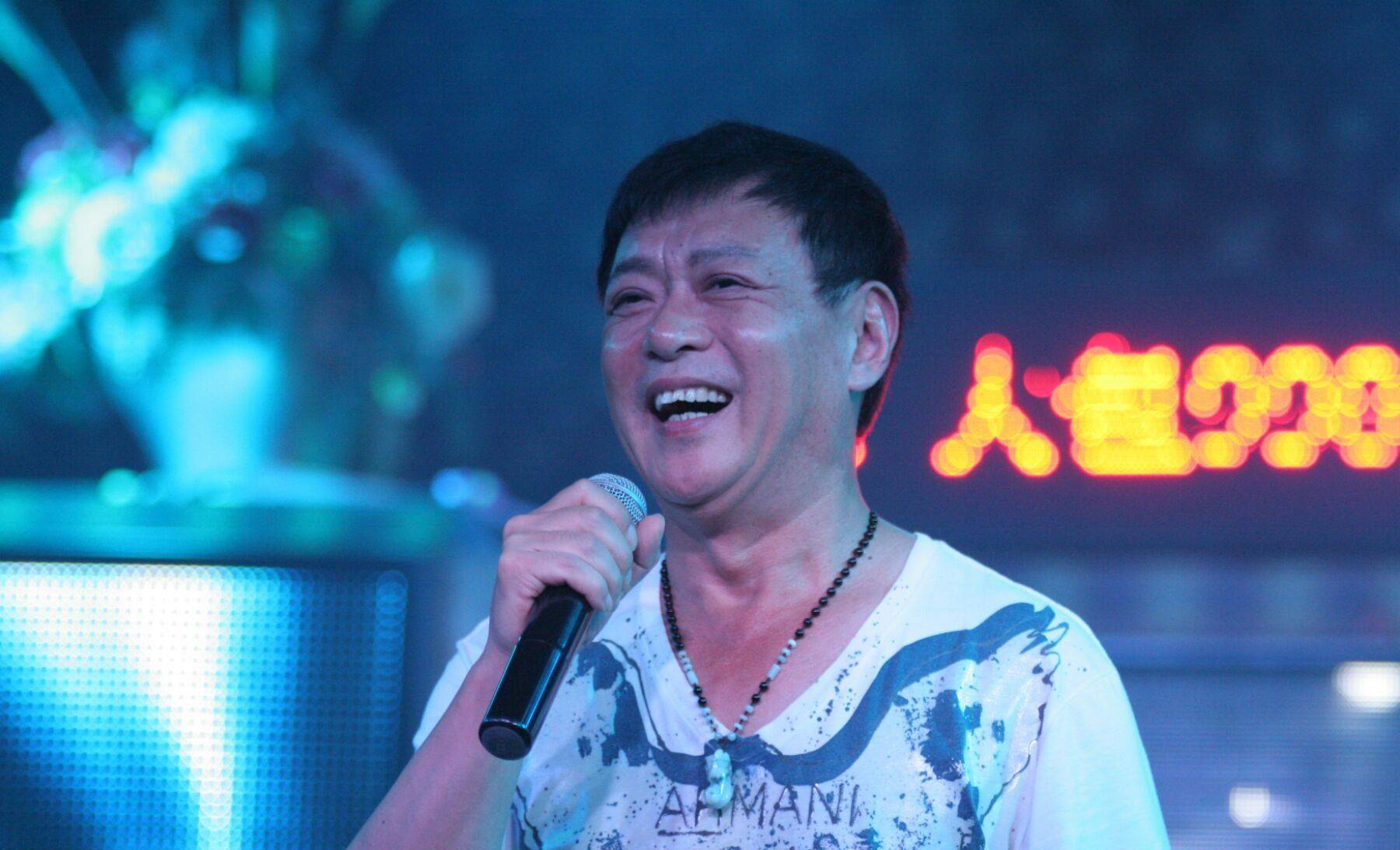 "囚歌王子"迟志强县城卖力演出,身形显富态,不收出场费人太多