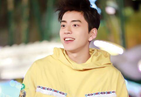 女子与野兽的组合,王大陆李沁吻戏遭调侃:大陆又要吃人了_照片_新剧