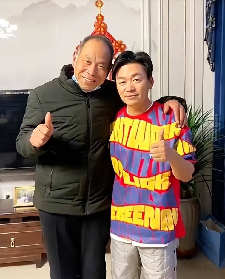 王宝强回农村老家,1万8羽绒服穿出99块包邮货,与村民合影没架子_卫衣