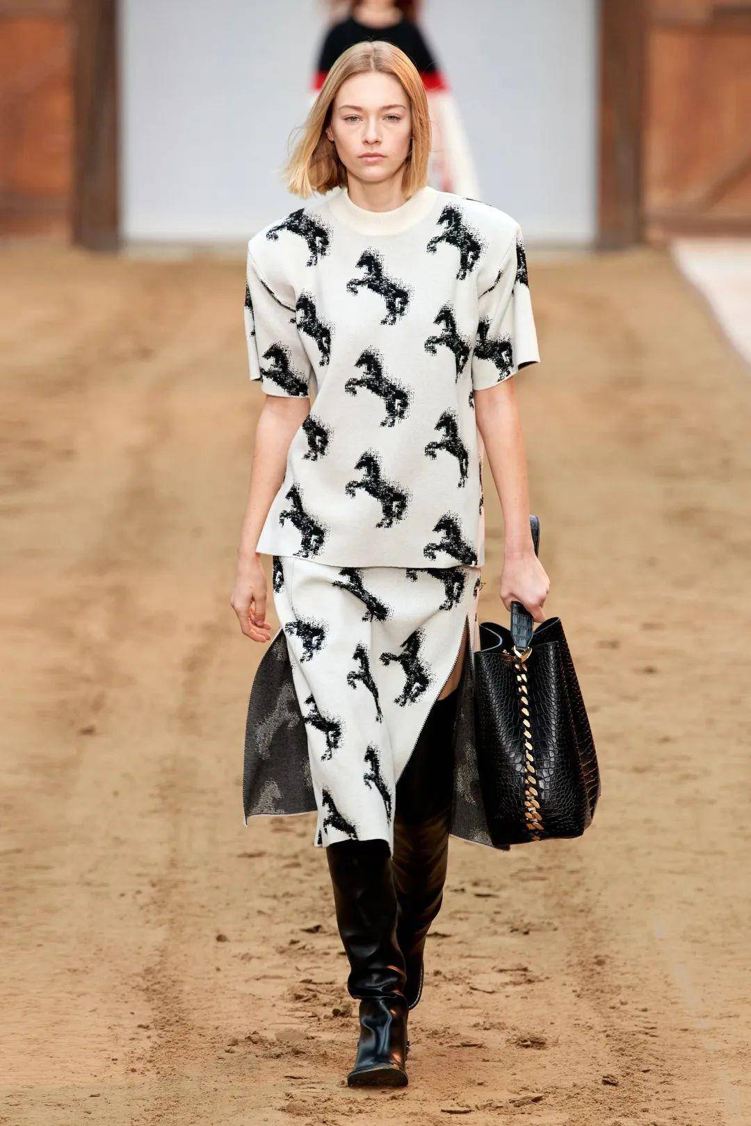 的小马,服装上无处不在的马图案装饰,以及马术服装风格的剪裁,皮草