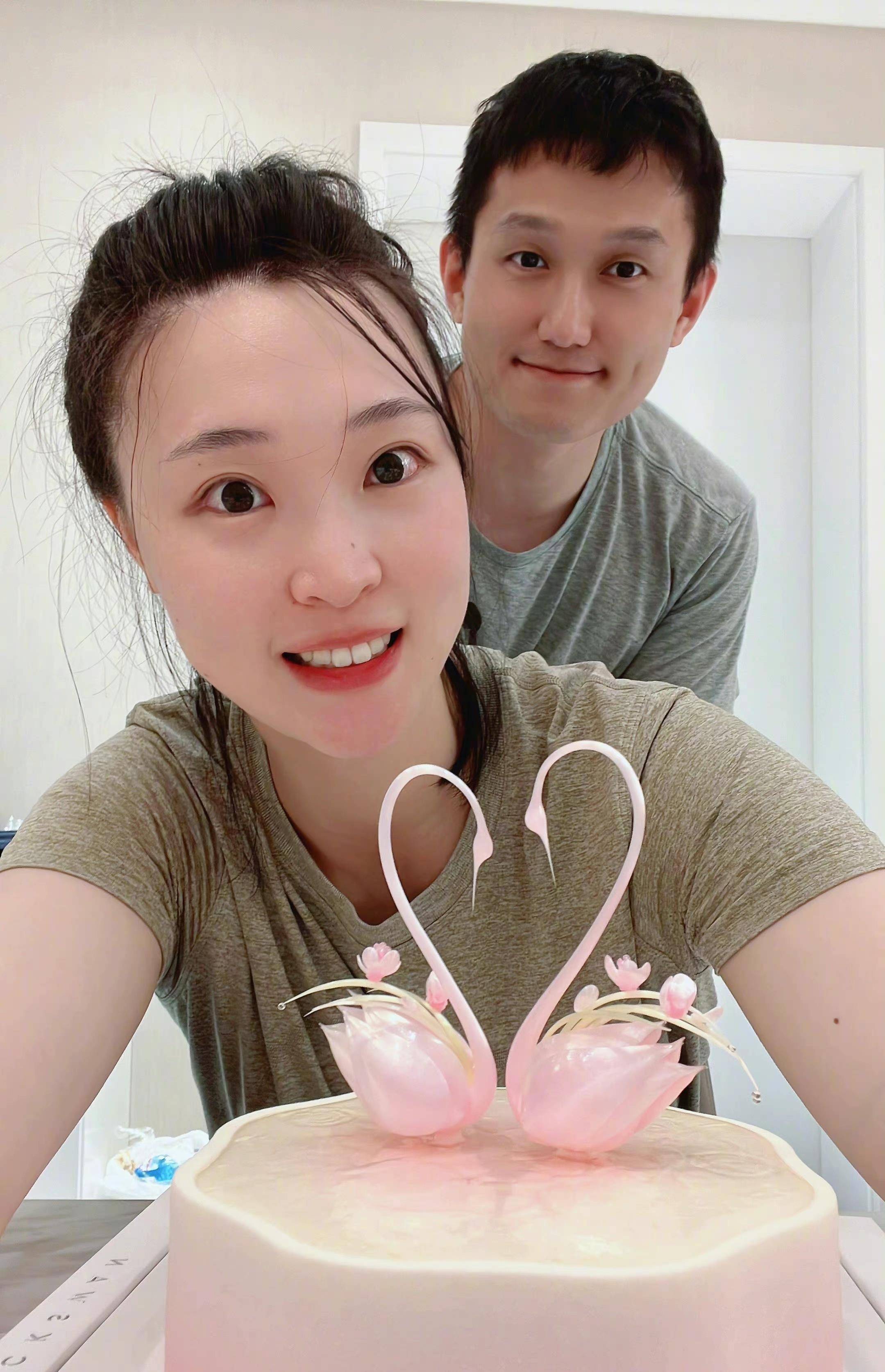 其实不管是惠若琪的家庭,还是杨臻博的挣钱能力,或者是惠若琪的工作