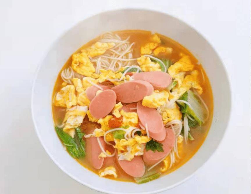 买一些小青菜(也可以用生菜),鸡蛋2到3个,火腿肠(可以换成香肠或肉肠)