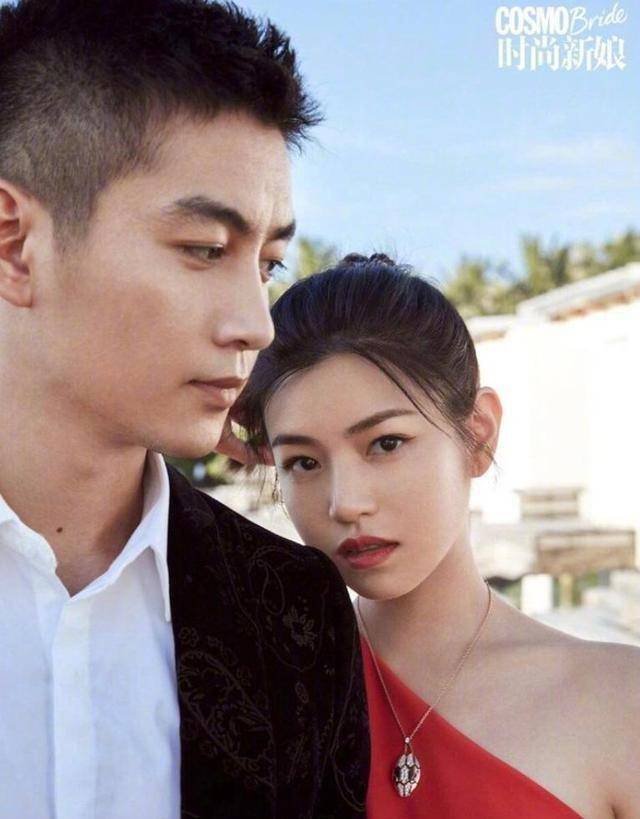 陈晓夫妇约饭,陈妍希挽着老公的胳膊,被陈晓肩膀走路,超甜_网友_声音